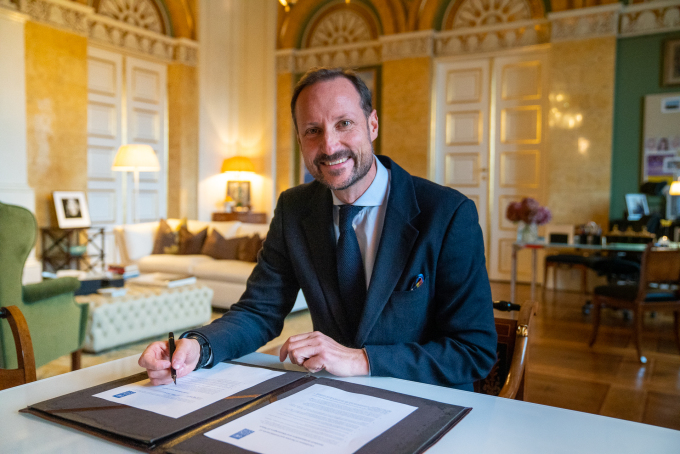 Kronprinsen signerer avtalen om videre innsats for FNs utviklingsprogram UNDP. Foto: Simen Løvberg Sund, Det kongelige hoff